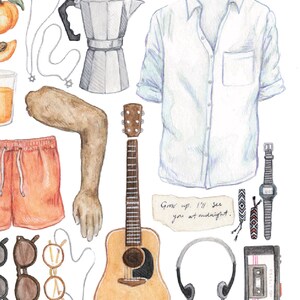Pode incluir: Uma ilustra&ccedil;&atilde;o de aquarela de uma variedade de objetos, incluindo uma guitarra, uma cafeteira, &oacute;culos de sol, uma fita cassete, um rel&oacute;gio, uma camisa, fones de ouvido, uma nota que diz "Cres&ccedil;a. Vejo voc&ecirc; &agrave; meia-noite." e shorts.