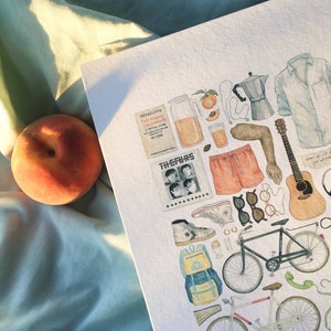 Pode incluir: Uma ilustra&ccedil;&atilde;o em aquarela de uma cole&ccedil;&atilde;o de itens com tema de ver&atilde;o, incluindo um p&ecirc;ssego, um livro, um copo de suco, uma cafeteira, um viol&atilde;o, um &oacute;culos de sol, uma bicicleta, uma mochila e um par de t&ecirc;nis.