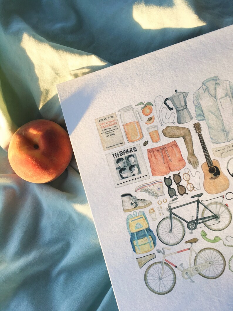 Pode incluir: Uma ilustra&ccedil;&atilde;o em aquarela de uma cole&ccedil;&atilde;o de itens com tema de ver&atilde;o, incluindo um p&ecirc;ssego, um livro, um copo de suco, uma cafeteira, um viol&atilde;o, um &oacute;culos de sol, uma bicicleta, uma mochila e um par de t&ecirc;nis.
