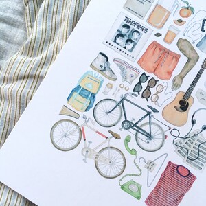 Pode incluir: Uma ilustra&ccedil;&atilde;o de aquarela de uma cole&ccedil;&atilde;o de objetos, incluindo uma bicicleta, um viol&atilde;o, uma mochila, um telefone, um par de &oacute;culos de sol, um livro, um copo de suco, um jarro de suco, um par de shorts, uma camisa, um par de t&ecirc;nis e um p&ecirc;ssego. A ilustra&ccedil;&atilde;o &eacute; de estilo vintage e apresenta uma variedade de cores.
