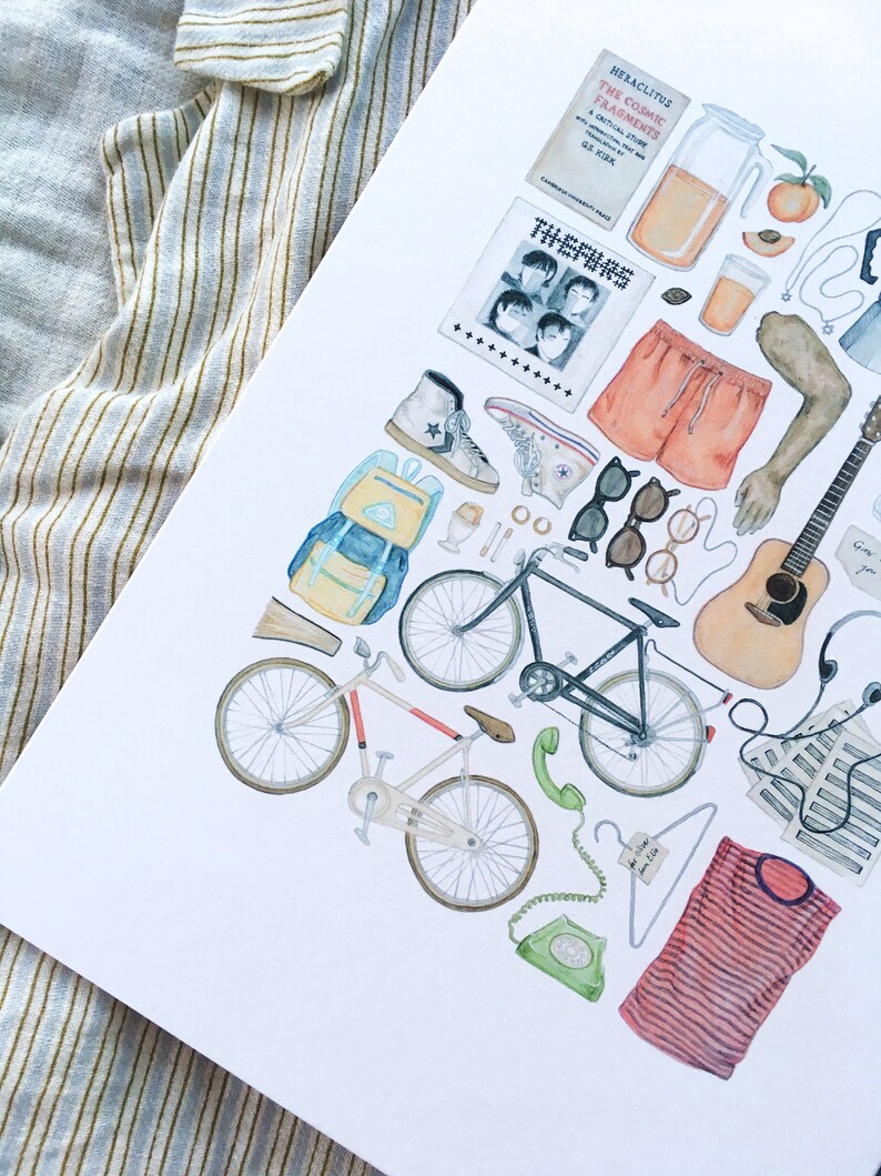Pode incluir: Uma ilustra&ccedil;&atilde;o de aquarela de uma cole&ccedil;&atilde;o de objetos, incluindo uma bicicleta, um viol&atilde;o, uma mochila, um telefone, um par de &oacute;culos de sol, um livro, um copo de suco, um jarro de suco, um par de shorts, uma camisa, um par de t&ecirc;nis e um p&ecirc;ssego. A ilustra&ccedil;&atilde;o &eacute; de estilo vintage e apresenta uma variedade de cores.