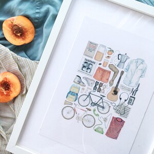 Pode incluir: Uma impress&atilde;o emoldurada branca com uma ilustra&ccedil;&atilde;o em aquarela de uma bicicleta, um viol&atilde;o, um livro, &oacute;culos de sol, um telefone, uma camisa, uma mochila, uma cafeteira, um p&ecirc;ssego, um copo de suco, uma fita cassete, um rel&oacute;gio, fones de ouvido e um disco com o texto "The Smiths" nele.