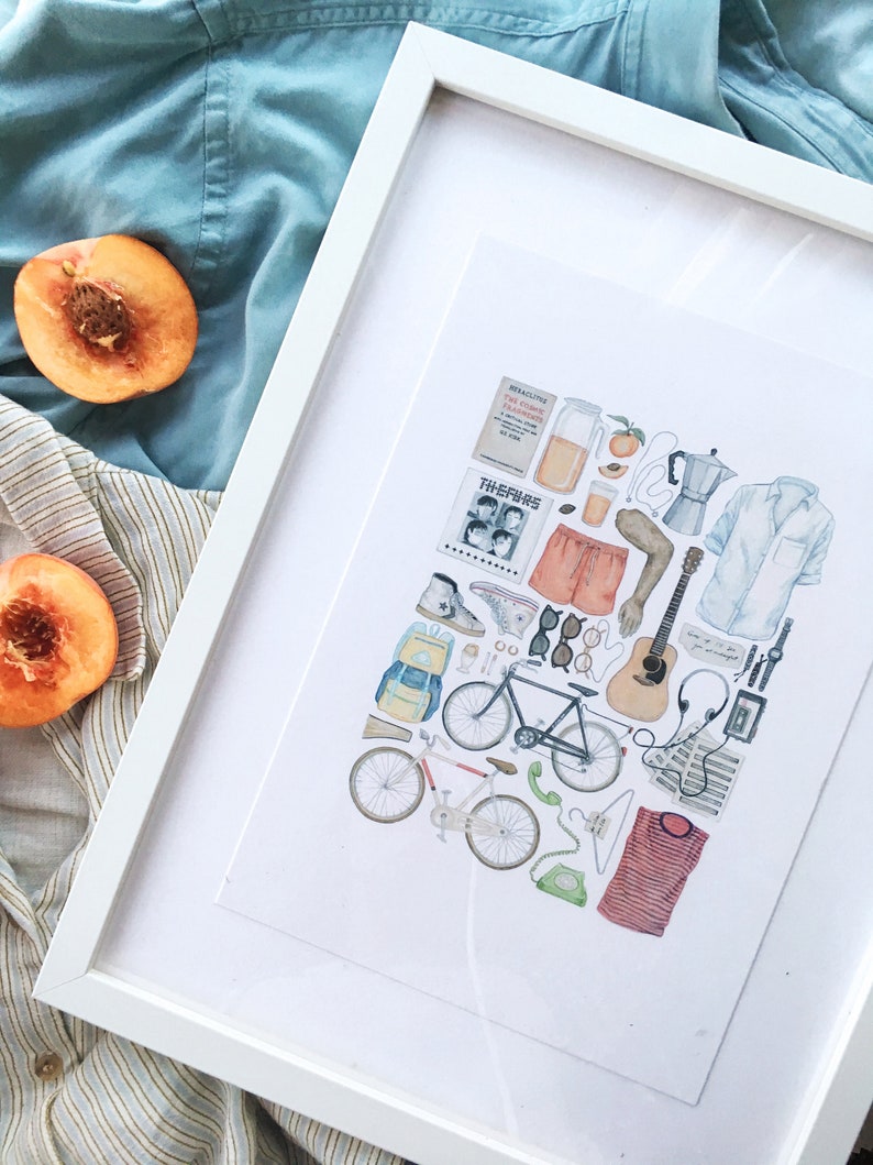 Pode incluir: Uma impress&atilde;o emoldurada branca com uma ilustra&ccedil;&atilde;o em aquarela de uma bicicleta, um viol&atilde;o, um livro, &oacute;culos de sol, um telefone, uma camisa, uma mochila, uma cafeteira, um p&ecirc;ssego, um copo de suco, uma fita cassete, um rel&oacute;gio, fones de ouvido e um disco com o texto "The Smiths" nele.