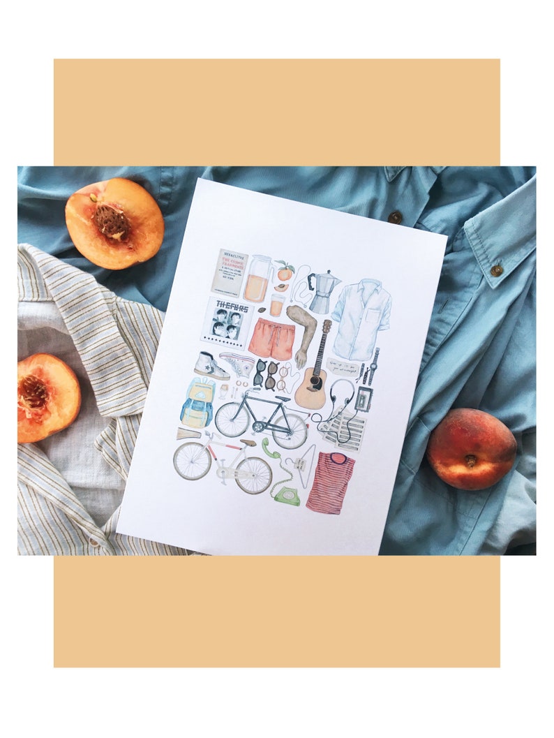 Pode incluir: Uma impress&atilde;o branca com uma colagem de v&aacute;rios itens, incluindo uma bicicleta, um viol&atilde;o, uma cafeteira, um p&ecirc;ssego, &oacute;culos de sol, uma camisa, shorts, uma mochila, um telefone, um disco e um livro. A impress&atilde;o tem um fundo azul claro e &eacute; cercada por um tecido listrado azul e branco.