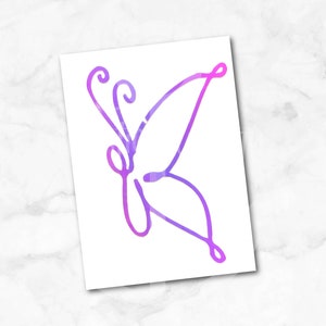 Puede incluir: Una pegatina con una mariposa hologr&aacute;fica de &oacute;palo lila con un dise&ntilde;o de l&iacute;nea simple.