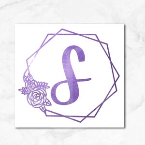 K&ouml;nnte beinhalten: Leuchtend lila glitzernder Monogramm-Anfangsbuchstabe "S" mit floralen Akzenten in einem geometrischen Rahmen.