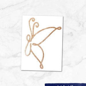Puede incluir: Una pegatina de mariposa de purpurina dorada sobre un fondo blanco. La mariposa est&aacute; delineada en purpurina dorada y tiene un dise&ntilde;o simple.
