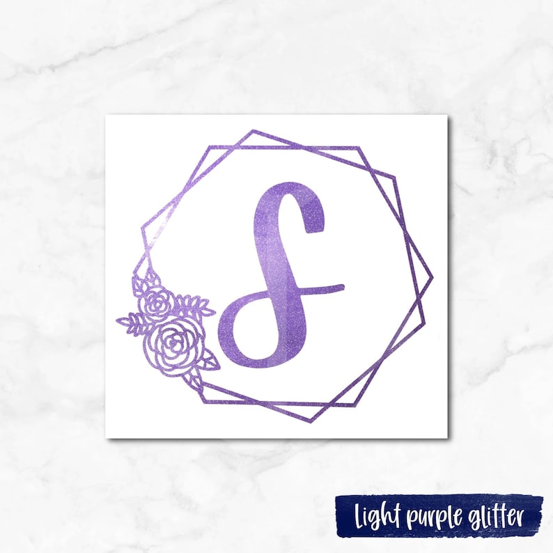 K&ouml;nnte beinhalten: Leuchtend lila glitzernder Monogramm-Anfangsbuchstabe "S" mit floralen Akzenten in einem geometrischen Rahmen.