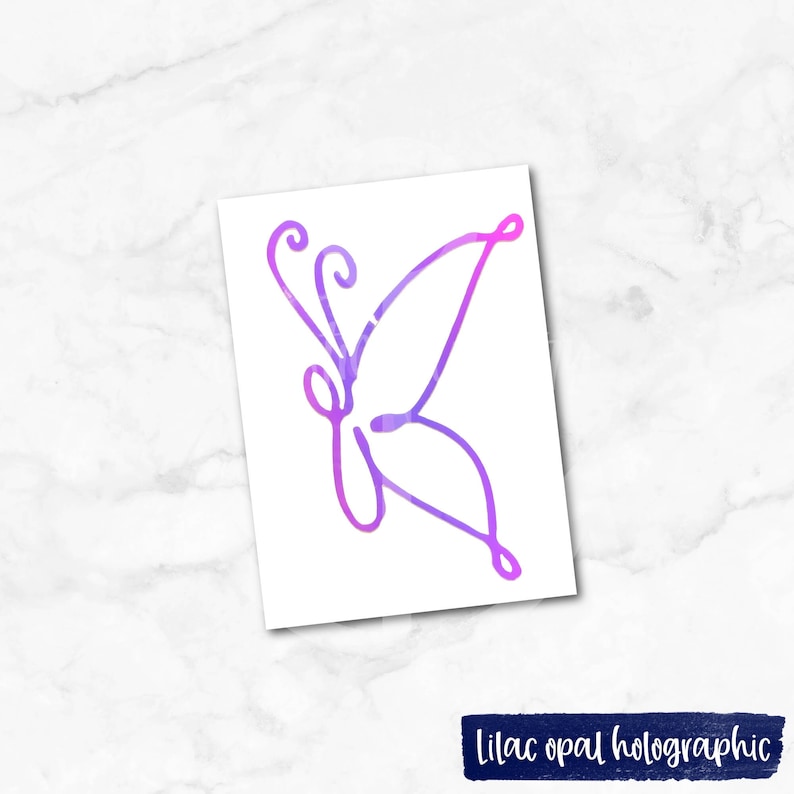 Puede incluir: Una pegatina con una mariposa hologr&aacute;fica de &oacute;palo lila con un dise&ntilde;o de l&iacute;nea simple.