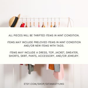 K&ouml;nnte beinhalten: Eine Pr&auml;sentation von Secondhand-Kleidungsst&uuml;cken, darunter Kleider, Oberteile, Jacken und Accessoires, die auf einem St&auml;nder h&auml;ngen. Links ist ein Strohhut mit schwarzem Band zu sehen. Der Text auf dem Bild lautet: "ALLE TEILE SIND GEBRAUCHTE ARTIKEL IN EINWANDFREIEM ZUSTAND."