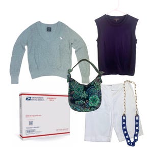 K&ouml;nnte beinhalten: Eine Auswahl an Kleidungsst&uuml;cken: ein hellblauer V-Ausschnitt-Pullover, ein marineblauer &auml;rmelloser Pullover, wei&szlig;e Shorts und eine Handtasche mit Paisley-Muster. Eine blaue Kettenhalskette und ein USPS Priority Mail-Karton sind ebenfalls vorhanden.