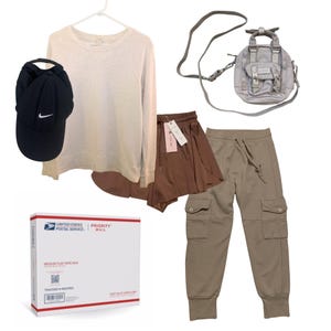 K&ouml;nnte beinhalten: Ein l&auml;ssiges Outfit mit einem cremefarbenen Langarmshirt, braunen Shorts und einer beigefarbenen Cargohose. Eine schwarze Baseballkappe mit wei&szlig;em Nike-Logo, eine graue Umh&auml;ngetasche und ein USPS Priority Mail Karton vervollst&auml;ndigen das Ensemble.