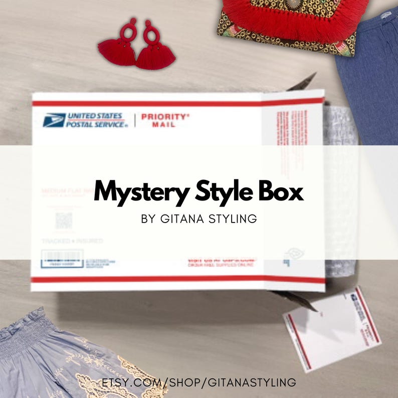 K&ouml;nnte beinhalten: Eine wei&szlig;e und rote USPS Priority Mail Box mit dem Text "Mystery Style Box" und "BY GITANA STYLING". Das Bild zeigt auch rote Quastenohrringe, eine gemusterte Clutch und blaue Kleidung.