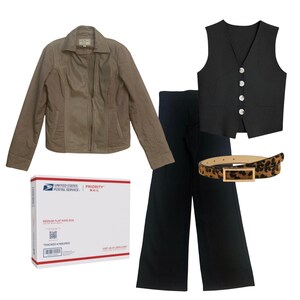 K&ouml;nnte beinhalten: Eine Auswahl an Kleidungsst&uuml;cken: eine hellbraune Lederjacke, eine schwarze Weste mit silbernen Kn&ouml;pfen, eine schwarze Hose und ein G&uuml;rtel mit Leopardenmuster und goldener Schnalle. Eine wei&szlig;e USPS Priority Mail Box ist ebenfalls vorhanden.