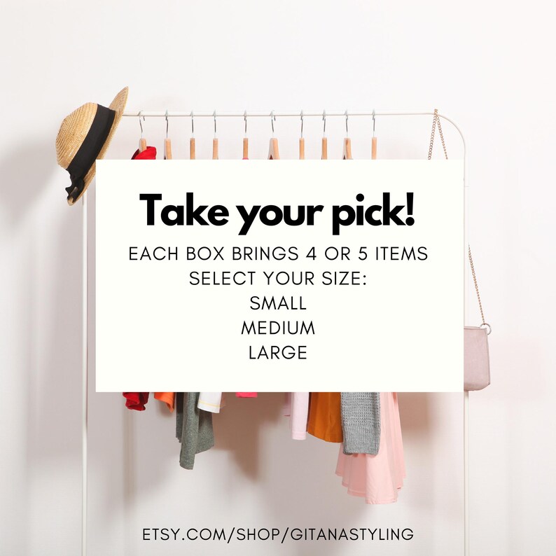 K&ouml;nnte beinhalten: Eine Kleiderstange mit verschiedenen Kleidungsst&uuml;cken, darunter ein Strohhut mit schwarzem Band. Ein Schild zeigt "Take your pick!" mit Gr&ouml;&szlig;enoptionen: Klein, Mittel und Gro&szlig;. Die Etsy-Shop-URL ist sichtbar.