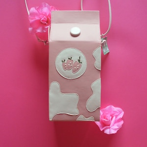 Bolsa Crossbody Caixa de Leite Morango