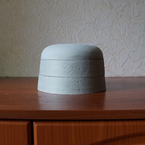 Hat block with medium rounding of the crown. Height 8-13 cm.
