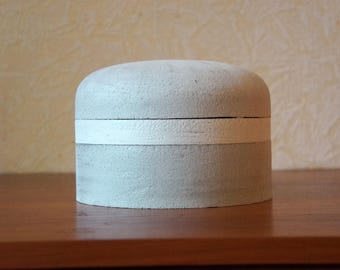 Hutblock mit flacher Kuppel, mitteler oben abgerundet. Höhe 12-14 cm