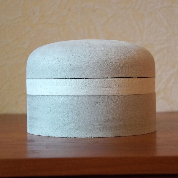 Hat block with shallow dome, medium rounded top. Height 12-14 cm