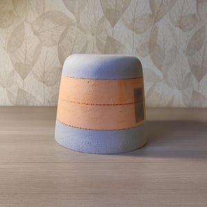 Hattblock med måttligt rundad topp. Höjd 14-26 cm.