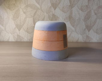 Hat block with a moderately rounded top. Height 14-26 cm.