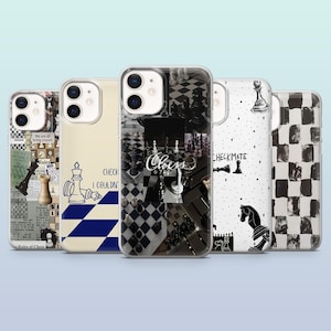 Peut inclure: Cinq coques de téléphone avec des motifs sur le thème des échecs. Les coques présentent divers graphiques, notamment des pièces d'échecs, des motifs d'échiquier et du texte comme "Checkmate" et "Chess". La palette de couleurs est principalement noire, blanche et beige.