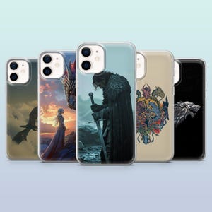 Op de afbeelding: Set van vijf telefoonhoesjes met verschillende ontwerpen uit de populaire tv-serie Game of Thrones. De hoesjes zijn transparant en tonen afbeeldingen van draken, een zwaard, een personage en de wapenschilden van de huizen.