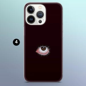 Op de afbeelding: Bordeaux telefoonhoesje met een gedetailleerde illustratie van een menselijk oog. Het oog heeft een bruine iris, rode aderen en lange, witte wimpers. De telefoonhoes heeft een transparante rand en het zwarte nummer 4.