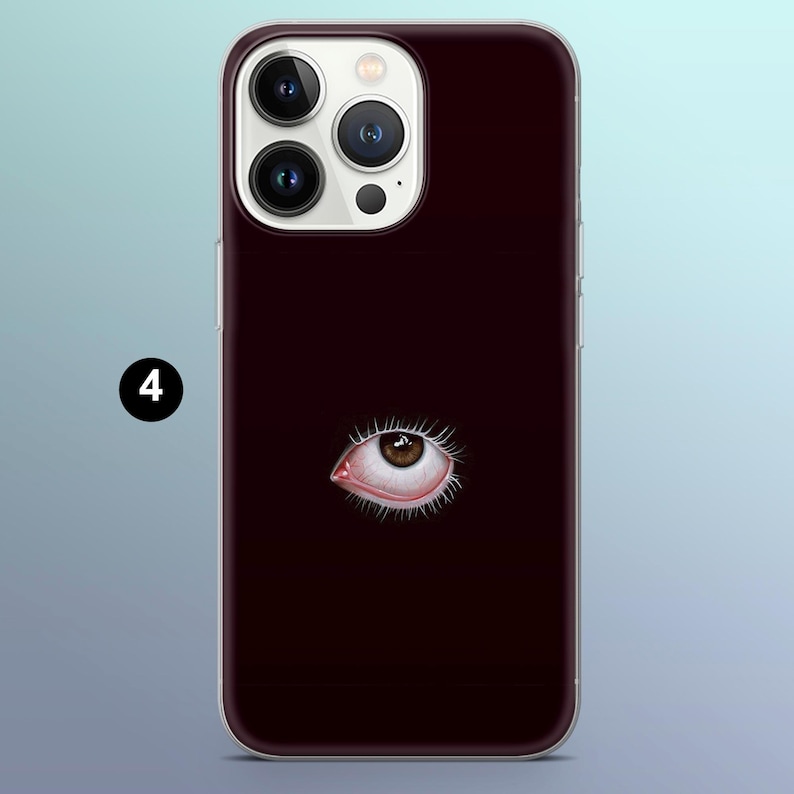 Op de afbeelding: Bordeaux telefoonhoesje met een gedetailleerde illustratie van een menselijk oog. Het oog heeft een bruine iris, rode aderen en lange, witte wimpers. De telefoonhoes heeft een transparante rand en het zwarte nummer 4.