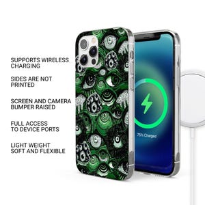 Op de afbeelding: Een telefoonhoesje met een groen en zwart oogpatroon. De telefoonhoes wordt getoond naast een telefoon met een oplaadsymbool. De hoes ondersteunt draadloos opladen en heeft verhoogde scherm- en camerabescherming.