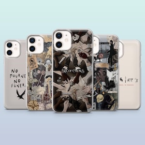 Op de afbeelding: Set van zes telefoonhoesjes met verschillende ontwerpen geïnspireerd door het boek "Six of Crows". De hoesjes zijn transparant en tonen een collage van afbeeldingen, waaronder een raaf, een schedel en de woorden "Six of Crows".
