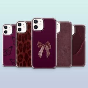 Może przedstawiać: Kolekcja pięciu etui na telefony, każde z innym wzorem. Etui są w głębokim bordowym kolorze. Wzory obejmują motyle, nadruk w cętki, kokardę, kwiatowy wzór i abstrakcyjny kształt. Etui mają przezroczyste krawędzie.