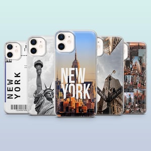 Può includere: Quattro diverse custodie per iPhone con design a tema New York City. La prima custodia presenta un'immagine in bianco e nero della Statua della Libertà. La seconda custodia presenta uno skyline con le parole "New York" in testo bianco. La terza custodia presenta un cartello stradale con le parole "42nd St" e "Fifth Ave". La quarta custodia presenta un collage di diversi monumenti di New York City.