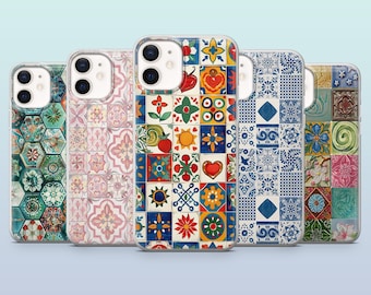 Op de afbeelding: Een verzameling van vijf telefoonhoesjes met kleurrijke, patroonontwerpen. De hoesjes hebben verschillende tegelachtige patronen in groen, roze, blauw en geel. Elke hoes heeft een doorzichtige rand en een camera-uitsparing.