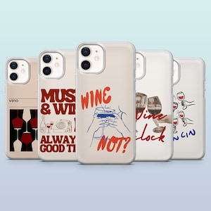 Può includere: Una collezione di cinque custodie per telefono con design a tema vino. Le custodie presentano illustrazioni di calici, bottiglie e testi come "Wine Not?" e "Music & Wine Always Good Times". Le custodie sono disposte in fila su uno sfondo azzurro.