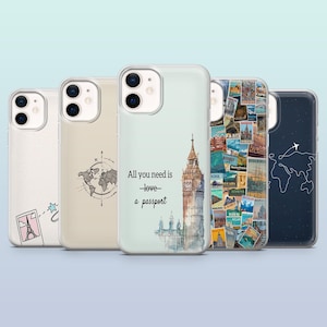 Può includere: Set di cinque custodie per telefono con design diversi. Le custodie sono trasparenti e presentano varie immagini a tema viaggio, tra cui una mappa del mondo, una citazione sul viaggio e un collage di monumenti.
