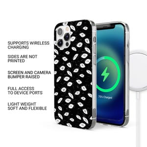 Op de afbeelding: Een zwarte telefoonhoes met een herhaald patroon van witte ogen. De telefoonhoes wordt getoond naast een telefoon met een oplaadscherm. De tekst op de hoes luidt: Ondersteunt draadloos opladen, Zijkanten zijn niet bedrukt, Scherm- en camerabumper verhoogd, Volledige toegang tot apparaatpoorten, Lichtgewicht, zacht en flexibel.
