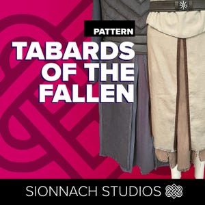 Puede incluir: Imagen de un patrón para tabardos con el texto "TABARDS OF THE FALLEN" en blanco. Los tabardos se muestran en tonos grises y beige, con cinturones decorativos. El fondo es rosa vibrante con un diseño geométrico.