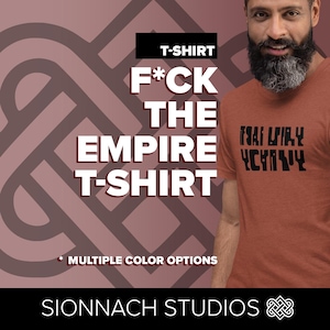 以下が含まれることがあります： 白字で「F*CK THE EMPIRE T-SHIRT」と書かれた、錆色のTシャツ。黒字で「FIAI UIRY YCHAIY」の文字も。画像には「MULTIPLE COLOR OPTIONS」とブランド名「SIONNACH STUDIOS」の文字も含まれています。