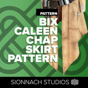 Op de afbeelding: Een patroon voor een bruine chap-rok met de tekst "BIX CALEEN CHAP SKIRT PATTERN" in het wit. Het woord "PATTERN" staat in een zwarte rechthoek. De achtergrond is groen met een herhalend patroon. De tekst "SIONNACH STUDIOS" staat onderaan.