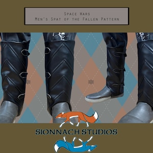 Puede incluir: Espinilleras de cuero negro con un patrón de chevron y hebillas. Las espinilleras se usan sobre botas y son parte de un disfraz.