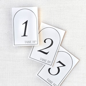 Números de mesa impresos en tipografía negra moderna / Juego de 20 o 30 tarjetas