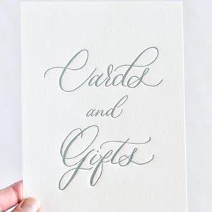 Enseigne typographique vert sauge « Cards and Gifts » | Mariages et événements spéciaux