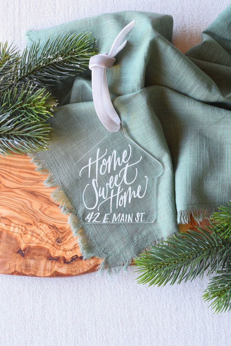 Personalized Christmas Ornament gift idea. personalized ornament gift ideas. christmas gift ideas for mom and dad. christmas gift ideas for newlyweds, christmas gift ideas on a budget christmas gift ideas for babys first christmas. personalized gift ideas for christmas.