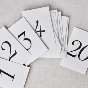 Números de mesa clássicos em impressão tipográfica preta | Conjunto de 20 ou 30 cartas