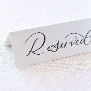 Letrero de reserva con tipografía clásica negra / Juego de 8 / Para bodas y eventos especiales