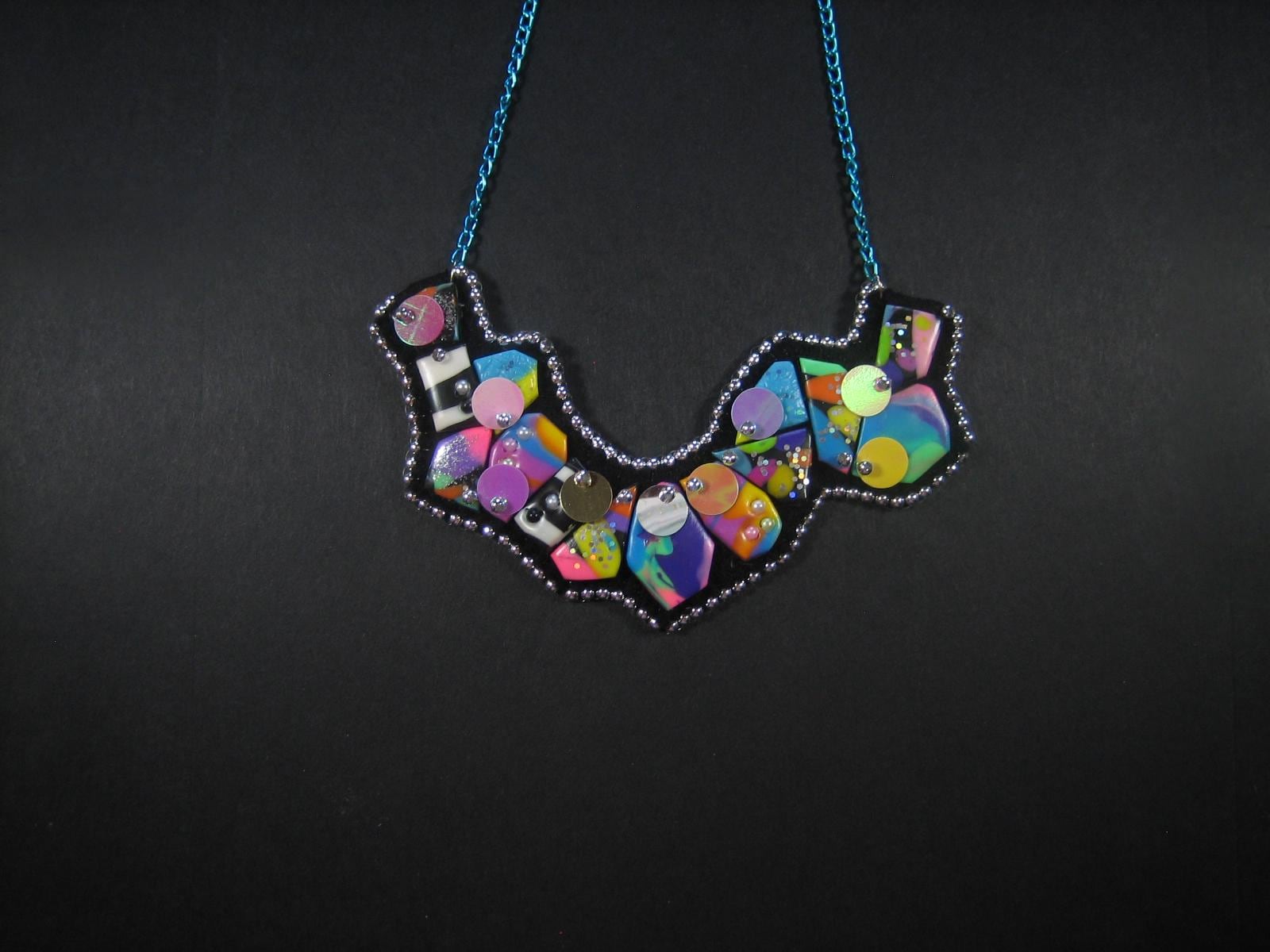 Collier Plastron Perles Multicolores Strass Et Ruban - Marque ILE Ø PERLES - Neuf Avec étiquettes
