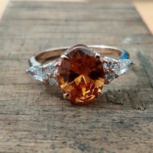 Anel de Safira Pêssego: Delicada Pedra Preciosa em Prata de Lei, Alternativa para Noivado