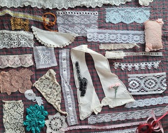 36 BITS and BOBBLES ropa de muñeca con ribete de encaje vintage más nuevo, cuello estrecho y pequeño, lote de paneles, piezas de artesanía de desecho, bordes, álbumes de Valennciene, fragmentos