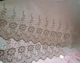Panel de lote vintage de algodón con ribete floral transparente bordado a mano antiguo de 8" de ancho